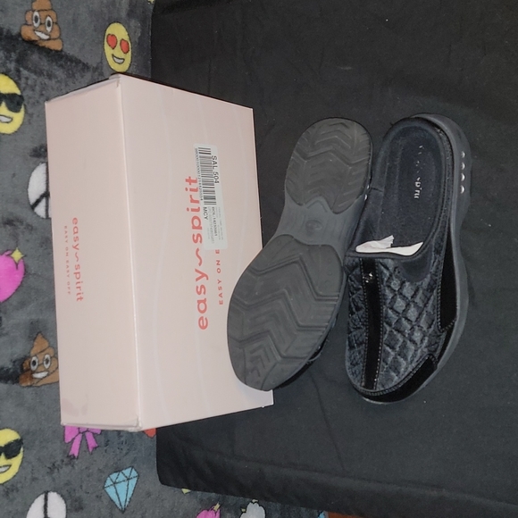 Easy Spirit Slip ons - Picture 3 of 4